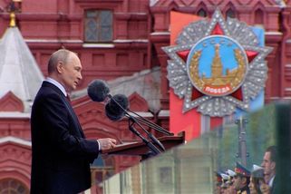 Putin na skromné vojenské přehlídce ujišťoval Rusy, že ve válce zvítězí - Seznam Zprávy